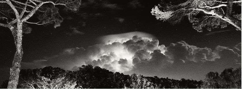 Temporale e fulmini, fotografia sviluppata in formato Hasselblad X-Pan su carta fine-art, cm 100×40